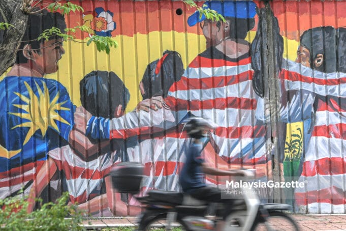 (Picture for representational purposes only). A motocyclist riding past a mural at Jalan Gereja in Kuala Lumpur. PIX: AFIQ HAMBALI / MalaysiaGazette / 07 NOVEMBER 2020 humanity brotherhood Malaysia flag children