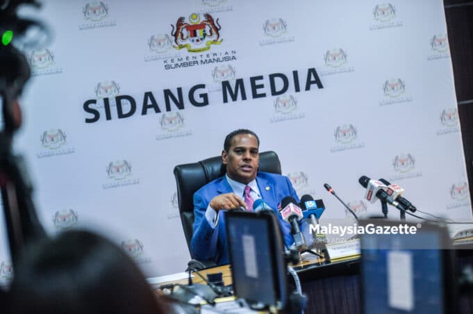Menteri Sumber Manusia, Datuk Seri M. Saravanan bercakap kepada media mengenai Akta 446 di Perbadanan Tabung Pembangunan Kemahiran, Menara Dato Onn, Kuala Lumpur. Foto MOHD ADZLAN, 10 MEI 2021.