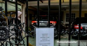 social media Raya posts police PDRM SOP A 'Not Receiving Visitors' notice is put up in front of a house at Wangsa Maju, Kuala Lumpur during the Aidilfitri celebration after the government imposed the Movement Control Order 3.0 (MCO 3.0) to curb the spread of Covid-19 in the country. PIX: AFFAN FAUZI / MalaysiaGazette / 12 MAY 2021.