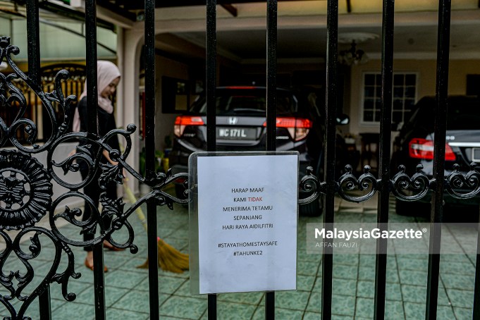 social media Raya posts police PDRM SOP A 'Not Receiving Visitors' notice is put up in front of a house at Wangsa Maju, Kuala Lumpur during the Aidilfitri celebration after the government imposed the Movement Control Order 3.0 (MCO 3.0) to curb the spread of Covid-19 in the country. PIX: AFFAN FAUZI / MalaysiaGazette / 12 MAY 2021.