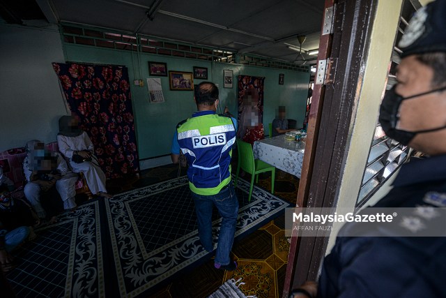 The police inspected a house that violated the standard operating procedures (SOP) for Aidilfitri visit during the Movement Control Order (MCO) 3.0 at Kampung Kenanga, Rawang, Selangor.     PIX: AFFAN FAUZI / MalaysiaGazette /14 MAY 2021.