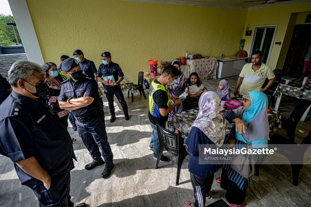 Arifai Tarawe advised a resident to obey the standard operating procedures (SOP) by not making Aidilfitri visit during the SOP compliance operation following the Movement Control Order (MCO) 3.0 in Kampung Sungai Pusu, Gombak, Selangor to curb the spread of Covid-19.     PIX: AFFAN FAUZI / MalaysiaGazette / 14 MAY 2021.