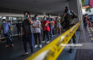 TENTERA, POLIS Kawal Kesesakan Orang Ramai Terima Vaksin AstraZeneca