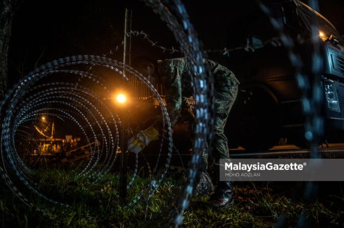 Disease Outbreak Alert System total lockdown The Malaysian Armed Forces installling wire barbed fence around the Top Glove employees dormitory after the Enhanced Movement Control Order (EMCO) is implemented on the area to curb the spread of Covid-19. PIX: MOHD ADZLAN / MalaysiaGazette / 17 NOVEMBER 2020.