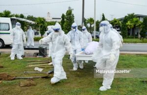 BID Covid-19 deaths The body of a Covid-19 patient is brought to the cemetery to be laid to rest. PIX: MalaysiaGazette Covid-19 death toll Malaysia Brought in Dead
