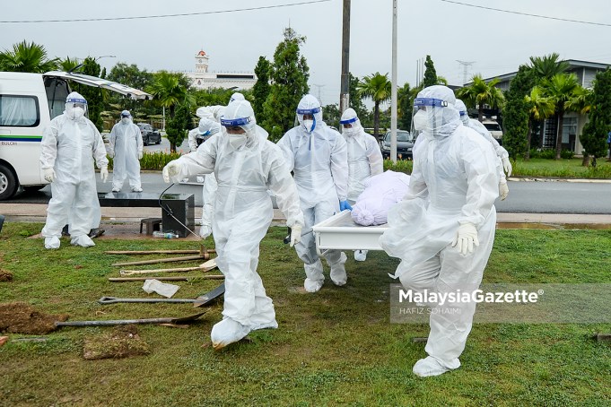 BID Covid-19 deaths The body of a Covid-19 patient is brought to the cemetery to be laid to rest. PIX: MalaysiaGazette Covid-19 death toll Malaysia Brought in Dead