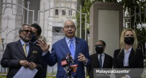 Former Prime Minister, Datuk Seri Najib Razak and his lawyer, Tan Sri Muhammad Shafee Abdullah (left) during a news conference after the Kuala Lumpur High Court dismissed the government’s application to forfeit RM114 million seized during a raid at the Pavilion Residences in 2018. PIX: HAZROL ZAINAL / MalaysiaGazette / 20 MAY 2021.