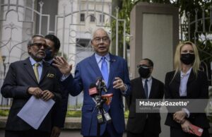 Former Prime Minister, Datuk Seri Najib Razak and his lawyer, Tan Sri Muhammad Shafee Abdullah (left) during a news conference after the Kuala Lumpur High Court dismissed the government’s application to forfeit RM114 million seized during a raid at the Pavilion Residences in 2018. PIX: HAZROL ZAINAL / MalaysiaGazette / 20 MAY 2021.