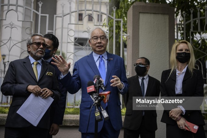 Former Prime Minister, Datuk Seri Najib Razak and his lawyer, Tan Sri Muhammad Shafee Abdullah (left) during a news conference after the Kuala Lumpur High Court dismissed the government’s application to forfeit RM114 million seized during a raid at the Pavilion Residences in 2018. PIX: HAZROL ZAINAL / MalaysiaGazette / 20 MAY 2021.