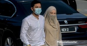 Celebrity cum entrepreneur Neelofa and her Islamic Preacher husband, Haris Ismail or PU Riz arrive at the Seremban Courts Complex in Negeri Sembilan to be charged for travelling interstate during the Conditional Movement Control Order (CMCO) to purchase carpet. PIX: AFFAN FAUZI / MalaysiaGazette face mask niqab