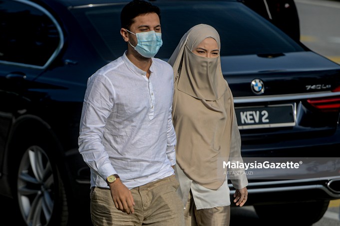 Celebrity cum entrepreneur Neelofa and her Islamic Preacher husband, Haris Ismail or PU Riz arrive at the Seremban Courts Complex in Negeri Sembilan to be charged for travelling interstate during the Conditional Movement Control Order (CMCO) to purchase carpet. PIX: AFFAN FAUZI / MalaysiaGazette face mask niqab