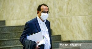 Deputy Public Prosecutor, Datuk V. Sithambaram arrives at the Palace of Justice, Putrajaya, for the appeal proceeding of former Prime Minister Datuk Seri Najib Razak who is seeking to strike off his conviction over the misappropriation of RM42 million from SRC International Sdn Bhd. PIX:  HAFIZ SOHAIMI / MalaysiaGazette / 20 APRIL 2021