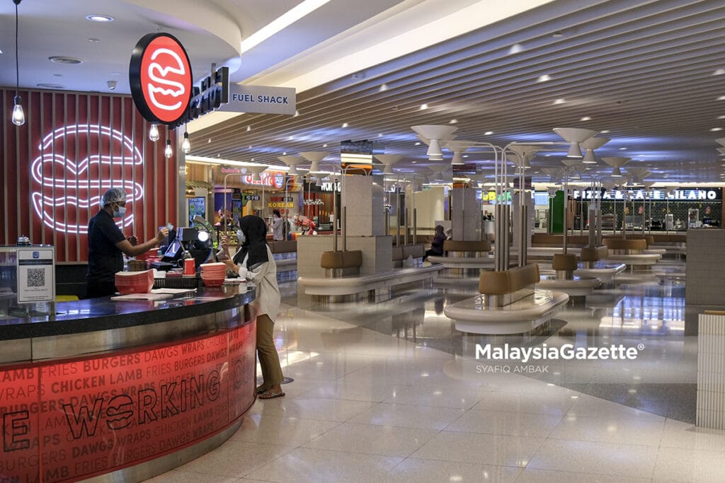 The usually bustling shopping centre has become sleepy hollow after the government tightens the Standard Operating Procedures (SOP) of the economic and social sector due to the Covid-19 pandemic.  PIX: SYAFIQ AMBAK / MalaysiaGazette / 22 MAY 2021.