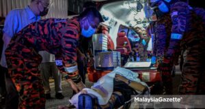 The victims of LRT train crash near the KLCC LRT station in Kuala Lumpur between two trains from Gombak and Kelana Jaya were rushed for treatment. PIX: AFFAN FAUZI / MalaysiaGazette / 24 MAY 2021.