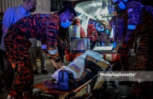 The victims of LRT train crash near the KLCC LRT station in Kuala Lumpur between two trains from Gombak and Kelana Jaya were rushed for treatment. PIX: AFFAN FAUZI / MalaysiaGazette / 24 MAY 2021.