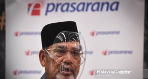 The Chairman of Prasarana Malaysia Berhad, Datuk Seri Tajuddin Abdul Rahman speaks to the media practitioners after monitoring the situation at the KLCC LRT Station following an accident involving two LRTs from Gombak and Kelana Jaya. PIX: SYAFIQ AMBAK / MalaysiaGazette / 25 MAY 2021. train crash