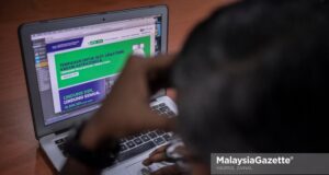 The 1 million slots for AstraZeneca Covid-19 vaccine was fully booked in less than one and a half hours after it was opened for reservation at 12.00 pm today. PIX: HAZROL ZAINAL / MalaysiaGazette / 26 MAY 2021.