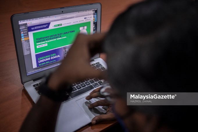 The 1 million slots for AstraZeneca Covid-19 vaccine was fully booked in less than one and a half hours after it was opened for reservation at 12.00 pm today. PIX: HAZROL ZAINAL / MalaysiaGazette / 26 MAY 2021.