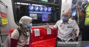 Minister of Transport, Datuk Seri Dr Wee Ka Siong speaking to a passenger during his visit to the Crisis Centre at the KLCC Light Rail Transit (LRT) Station in Kuala Lumpur. PIX: SYAFIQ AMBAK / MalaysiaGazette / 28 MAY 2021 LRT Kelana Jaya crash