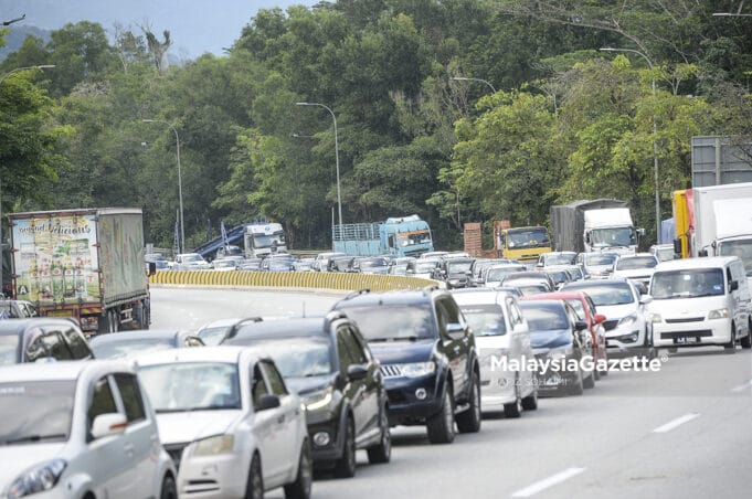 PLAZA TOL GOMBAK
