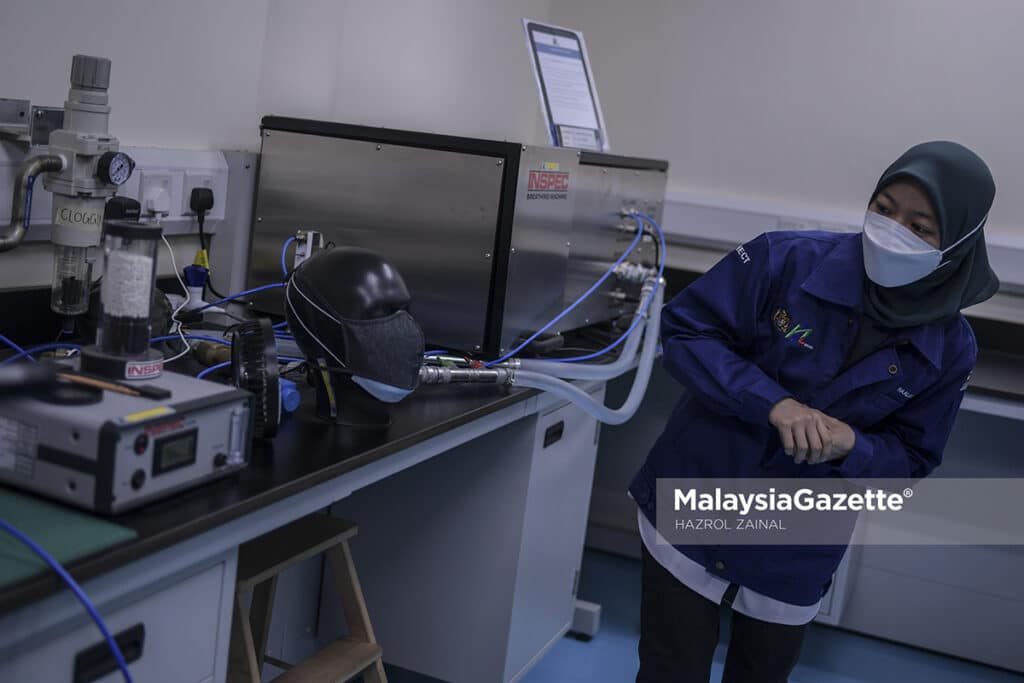 Pegawai Teknikal Makmal Dust Mask Niosh, Haalah Mahmud melakukan ujian karbon dioksida terhadap kesan memakai dua pelitup muka di NIOSH Bangi, Selangor. Foto HAZROL ZAINAL, 31 MEI 2021.