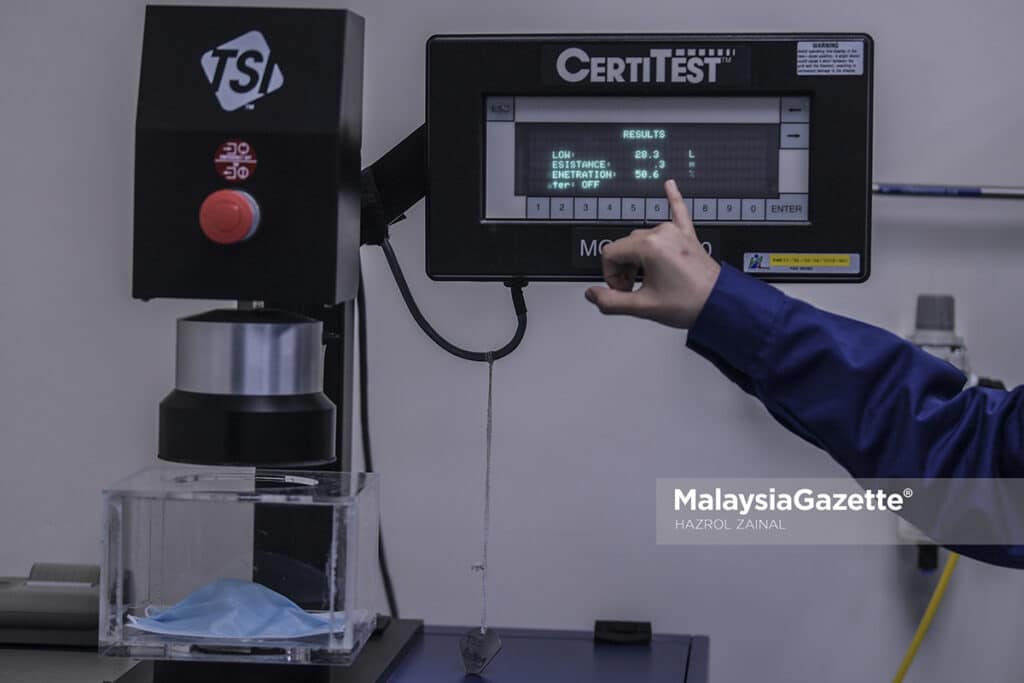 Pegawai Teknikal Makmal Dust Mask Niosh, Haalah Mahmud menunjukkan keputusan ujian tahap penembusan yang boleh digunakan terhadap pelitup muka di NIOSH Bangi, Selangor. Foto HAZROL ZAINAL, 31 MEI 2021.