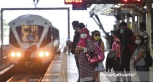 Passengers of waiting for the Light Rail Transit (LRT) at the Kuala Lumpur Sentral (KL Sentral) to go to work following the implementation of the Movement Control Order (MCO) on six districts in Selangor beginning today, and Kuala Lumpur on 7 May. PIX: SYAFIQ AMBAK / MalaysiaGazette / 06 MAY 2021.