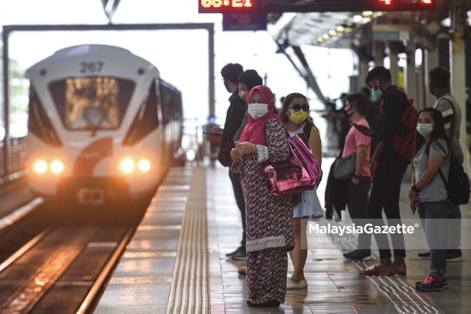 Passengers of waiting for the Light Rail Transit (LRT) at the Kuala Lumpur Sentral (KL Sentral) to go to work following the implementation of the Movement Control Order (MCO) on six districts in Selangor beginning today, and Kuala Lumpur on 7 May. PIX: SYAFIQ AMBAK / MalaysiaGazette / 06 MAY 2021.