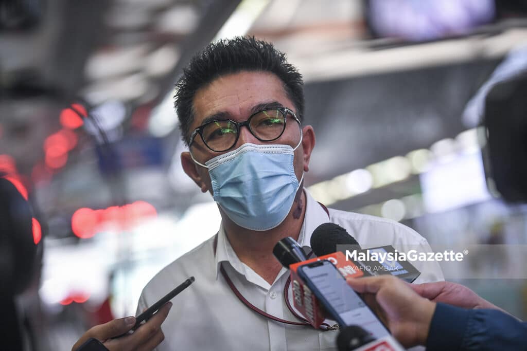 Chief Operating Officer of Rapid Rail Sdn. Bhd., Azmi Mohd. Zain speaks to the media representatives following the Movement Control Order (MCO) on six districts in Selangor and Kuala Lumpur at the Kuala Lumpur Sentral (KL Sentral).  PIX: SYAFIQ AMBAK / MalaysiaGazette / 06 MAY 2021.