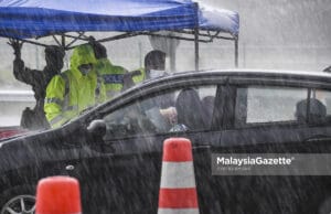 Hujan dan Ribut PDRM, ATM Tetap Lakukan Sekatan Jalan Raya