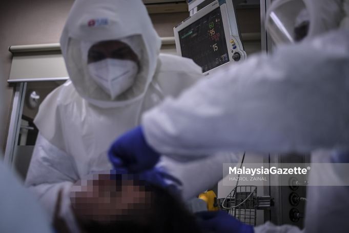 Dr. Fadhli Suhaimi clad in Powered Air-Purifying Respirator (PAPR) while inspecting the respiratory support of a Covid-19 patient at the Intensive Care Unit (ICU) of the Kuala Lumpur Hospital. PIX HAZROL ZAINAL / MalaysiaGazette / 21 MAY 2020. deaths