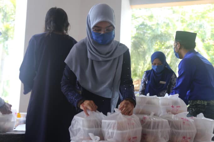 gambar 1 - petugas susun