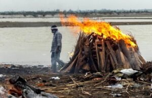 Berpuluh-puluh mayat mangsa Covid-19 dibakar di tepi Sungai Ganges
