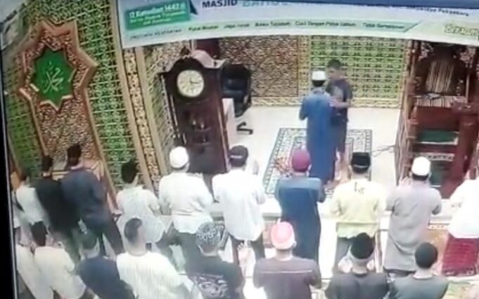 penganiayaan-terhadap-imam-masjid-baitul-arsy-di-pekanbaru-jumat_210507210755-826