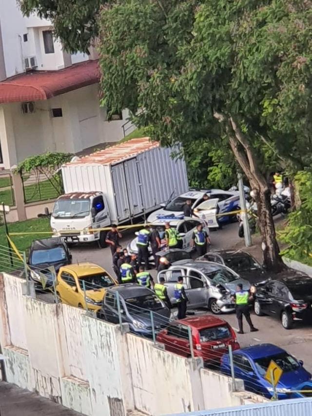 The police conducting investigation at Jalan Batu Uban 2