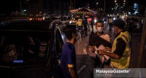 approval letter travel documentations letters The police inspecting vehicles during a roadblock at KM14 Jalan Ipoh - Rawng, Selangor following the nationwide total lockdown from 1 - 14 June 2021 to curb the spread of Covid-19. PIX: HAZROL ZAINAL / MalaysiaGazette / 01 JUNE 2021. MITI approval letter FMCO