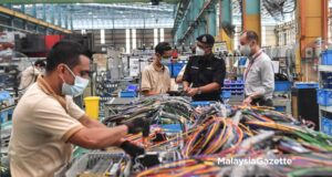 The Petaling Jaya District Police Chief, Assistant Commissioner Mohamad Fakhrudin Abdul Hamid (second right) in an operation at an electronic factory in Petaling Jaya, Selangor, to monitor the compliance of standard operating procedures (SOP) in conjunction with the Full Movement Control Order (FMCO) or total lockdown from 1-14 June 2021. PIX: SYAFIQ AMBAK/ MalaysiaGazette / 01 JUNE 2021 MITI approval letter