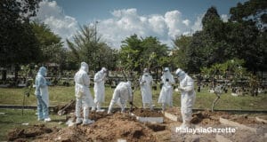 (Picture for representational purposes only). A Covid-19 victim is laid to rest at the Raudhatul Sakinah Muslim Cemetery in Selangor. PIX: HAZROL ZAINAL / MalaysiaGazette / 04 JUNE 2021 Covid-19 death parents