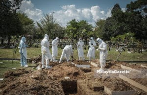 (Picture for representational purposes only). A Covid-19 victim is laid to rest at the Raudhatul Sakinah Muslim Cemetery in Selangor. PIX: HAZROL ZAINAL / MalaysiaGazette / 04 JUNE 2021 Covid-19 death parents
