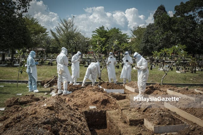 (Picture for representational purposes only). A Covid-19 victim is laid to rest at the Raudhatul Sakinah Muslim Cemetery in Selangor. PIX: HAZROL ZAINAL / MalaysiaGazette / 04 JUNE 2021 Covid-19 death parents