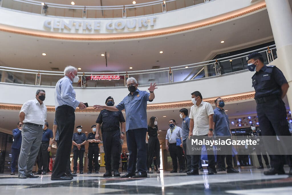 Menteri Dalam Negeri, Datuk Seri Hamzah Zainuddin (tengah) semasa membuat pemantauan pematuhan Perintah Kawalan Pergerakan (PKP) 3.0 ekoran Sekatan Pergerakan Penuh Fasa Pertama di Mid Valley, Kuala Lumpur. Foto SYAFIQ AMBAK, 04 JUN 2021