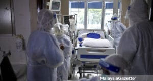 Healthcare workers from the Kuala Lumpur Hospital treating Covid-19 patients at the Intensive Care Unit (ICU). PIX: FAREEZ FADZIL / MalaysiaGazette /04 JUNE 2021. Klang valley hospitalsHealthcare workers from the Kuala Lumpur Hospital treating Covid-19 patients at the Intensive Care Unit (ICU). PIX: FAREEZ FADZIL / MalaysiaGazette /04 JUNE 2021. ICU admission Phase 2 PPN National Recovery Plan