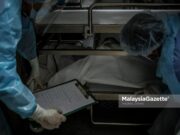 21 Covid-19 deaths yesterday Healthcare workers from the Forensics Unit of the Sultanah Aminah Hospital in Johor managing the corpses in the cadaveric container freezer following the rise of Covid-19 deaths in the hospital. PIX: HAZROL ZAINAL / MalaysiaGazette / 06 JUNE 2021 Covid-19 deaths