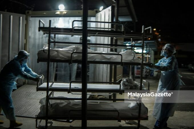 cadaveric container freezer Healthcare workers from the Forensics Unit of the Sultanah Aminah Hospital in Johor carry corpses into the cadaveric container freezer following the rise of Covid-19 deaths in the hospital. PIX: HAZROL ZAINAL / MalaysiaGazette / 06 JUNE 2021