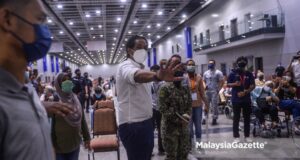 senior citizens Covid-19 vaccine Coordinating Minister of the National Covid-19 Immunisation Programme (PICK), Khairy Jamaluddin Abu Bakar at the vaccination centre of the Kuala Lumpur Convention Centre (KLCC). PIX: MOHD ADZLAN / MalaysiaGazette / 07 JUNE 2021