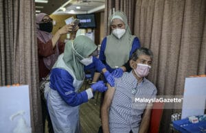 Warga emas menerima suntikan vaksin jenis Sinovac di Hospital KPJ Tawakkal, Kuala Lumpur. Foto AFFAN FAUZI, 07 JUN 2021.