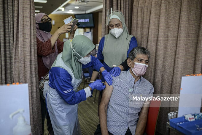 Warga emas menerima suntikan vaksin jenis Sinovac di Hospital KPJ Tawakkal, Kuala Lumpur. Foto AFFAN FAUZI, 07 JUN 2021.