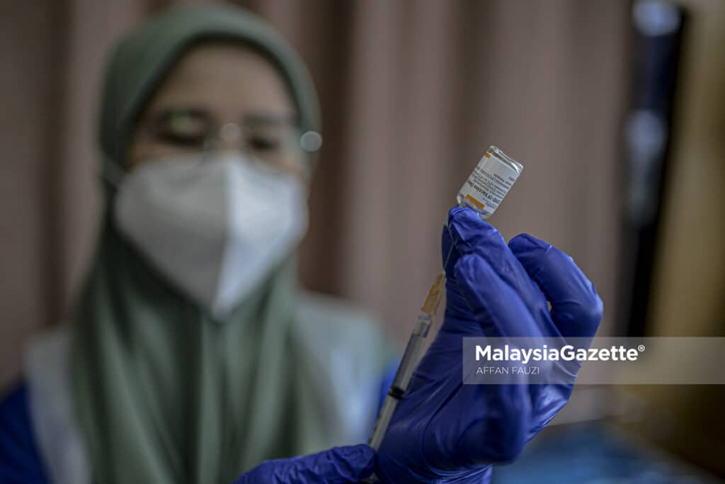 Petugas menggunakan vaksin jenis Sinovac untuk diberikan kepada warga emas di Hospital KPJ Tawakkal, Kuala Lumpur. Foto AFFAN FAUZI, 07 JUN 2021.