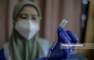 Petugas menggunakan vaksin jenis Sinovac untuk diberikan kepada warga emas di Hospital KPJ Tawakkal, Kuala Lumpur. Foto AFFAN FAUZI, 07 JUN 2021.