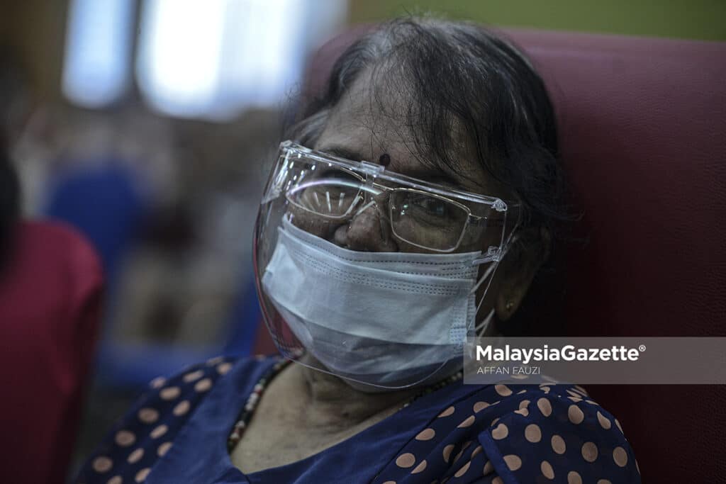 Temubual bersama warga emas, Mahadevi Amah selepas menerima suntikan vaksin jenis Sinovac di Hospital KPJ Tawakkal, Kuala Lumpur. Foto AFFAN FAUZI, 07 JUN 2021.